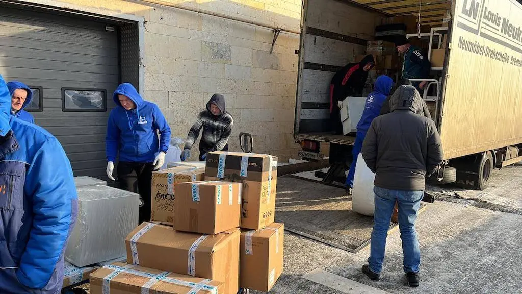 Разгрузка фуры в Минске