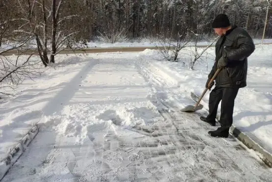 Уборка территории от снега в Минске и Минской области